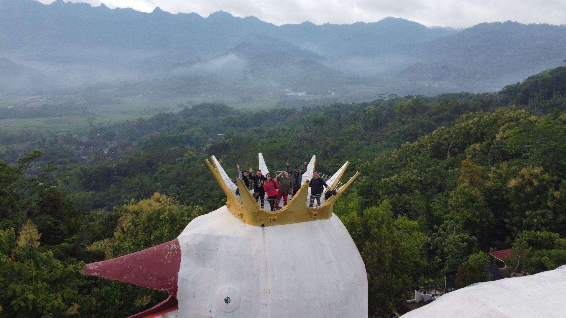 Sejarah Gereja Ayam Borobudur: Dari Rumah Doa hingga Ikon AADC 2 4 Pengunjung menikmati pemandangan dari mahkota Bukit Rhema