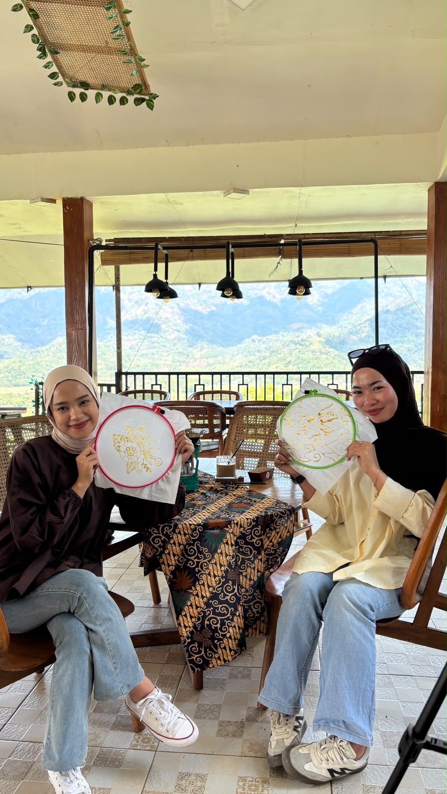 Membatik with View di Kedai Bukit Rhema: Kisah Kak Hani & Bestie 5 Fasilitator Kak Zahra mendampingi Kak Hani membatik reguler di Kedai Bukit Rhema
