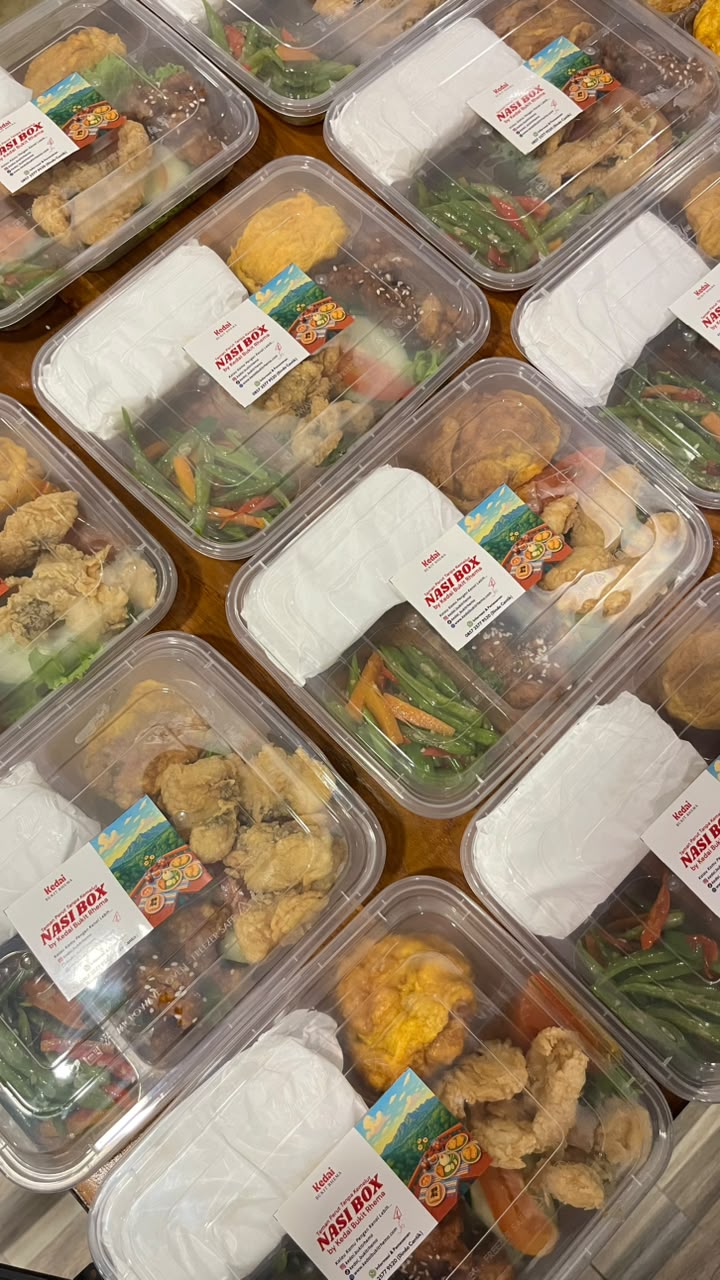 Pesan Nasi Box Borobudur untuk Rombongan, Bisa Antar Pagi 5 Proses penataan lauk pauk ke dalam kemasan nasi box Borobudur oleh tim Kedai Bukit Rhema