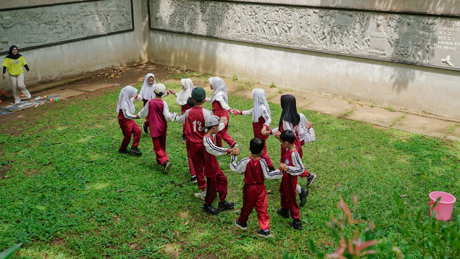 Pakete für Büroausflüge und Zusammenkünfte in Borobudur: Veranstaltungsort, Aktivitäten und Gruppenmahlzeiten 9 Aktivitas kelompok siswa di area luar ruang Borobudur
