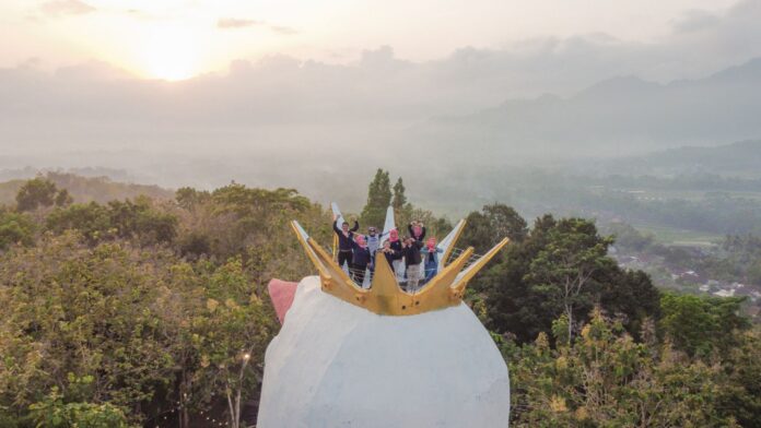 team-building-borobudur-featured Rombongan menikmati pemandangan pagi dari Bukit Rhema