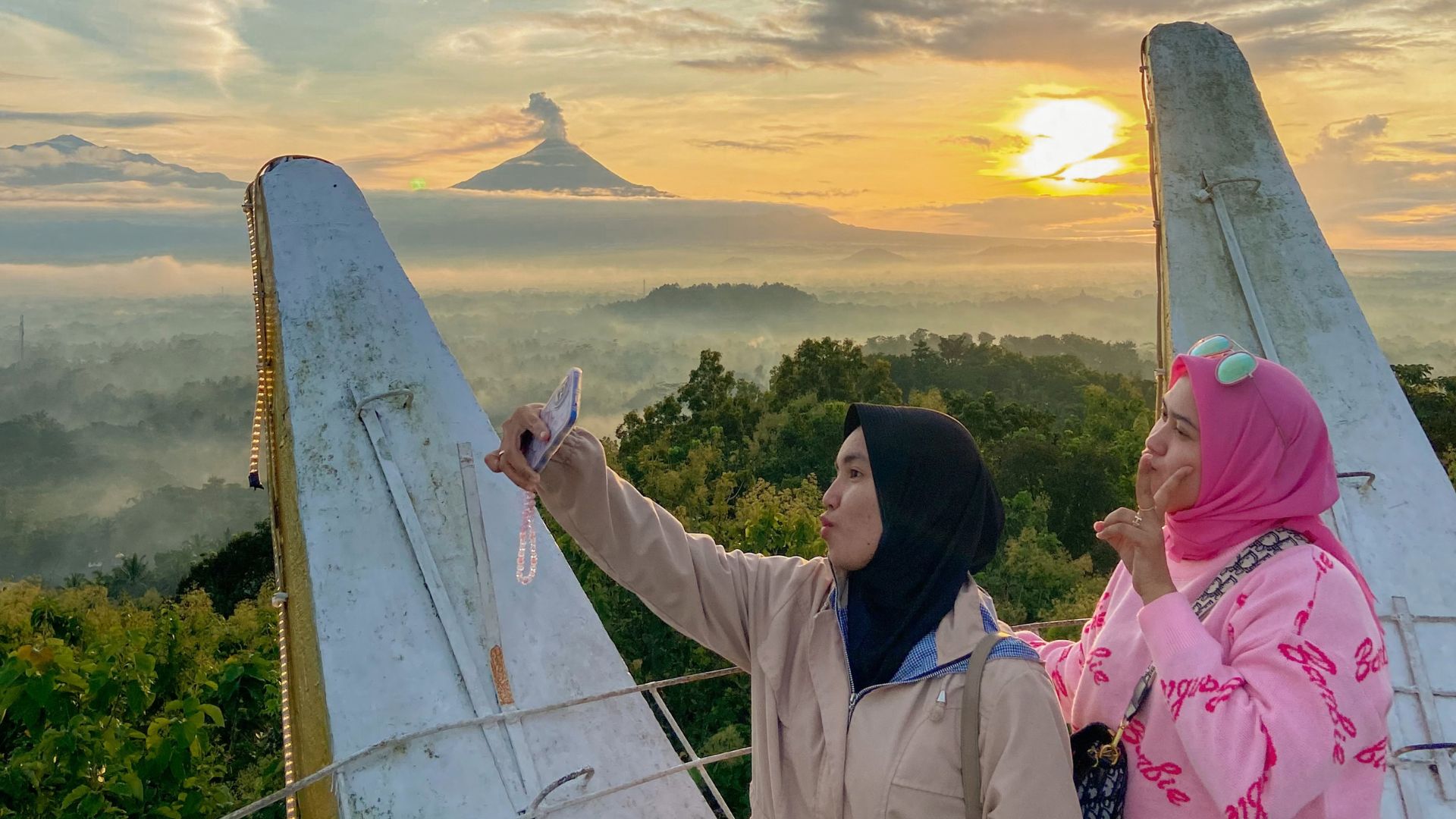 Ide Team Building di Borobudur: Aktivitas, Sunrise, dan Makan Bersama 3 Peserta team building berfoto di mahkota Bukit Rhema