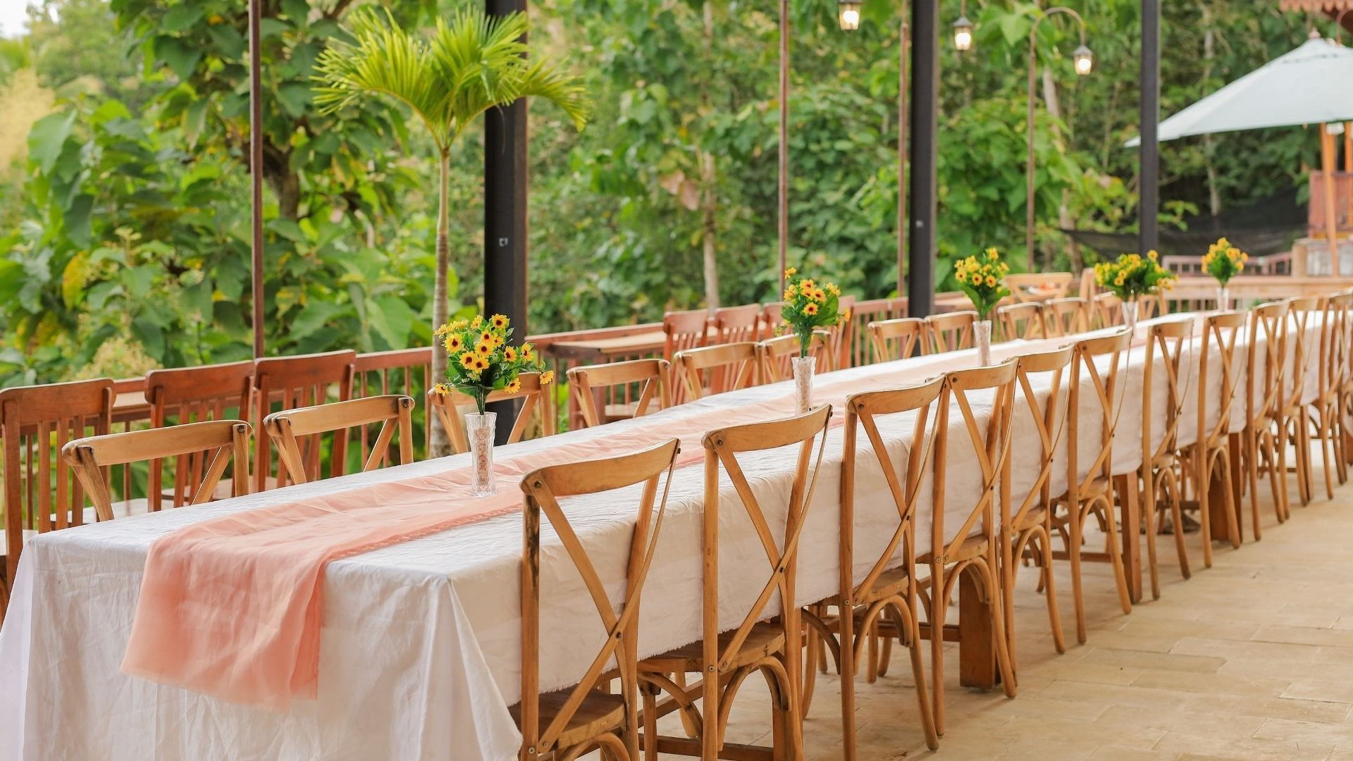 Gathering Korporat di Borobudur: Rundown 1 Hari, Venue, dan Catering 3 Susunan meja panjang untuk gathering korporat di Kedai Bukit Rhema