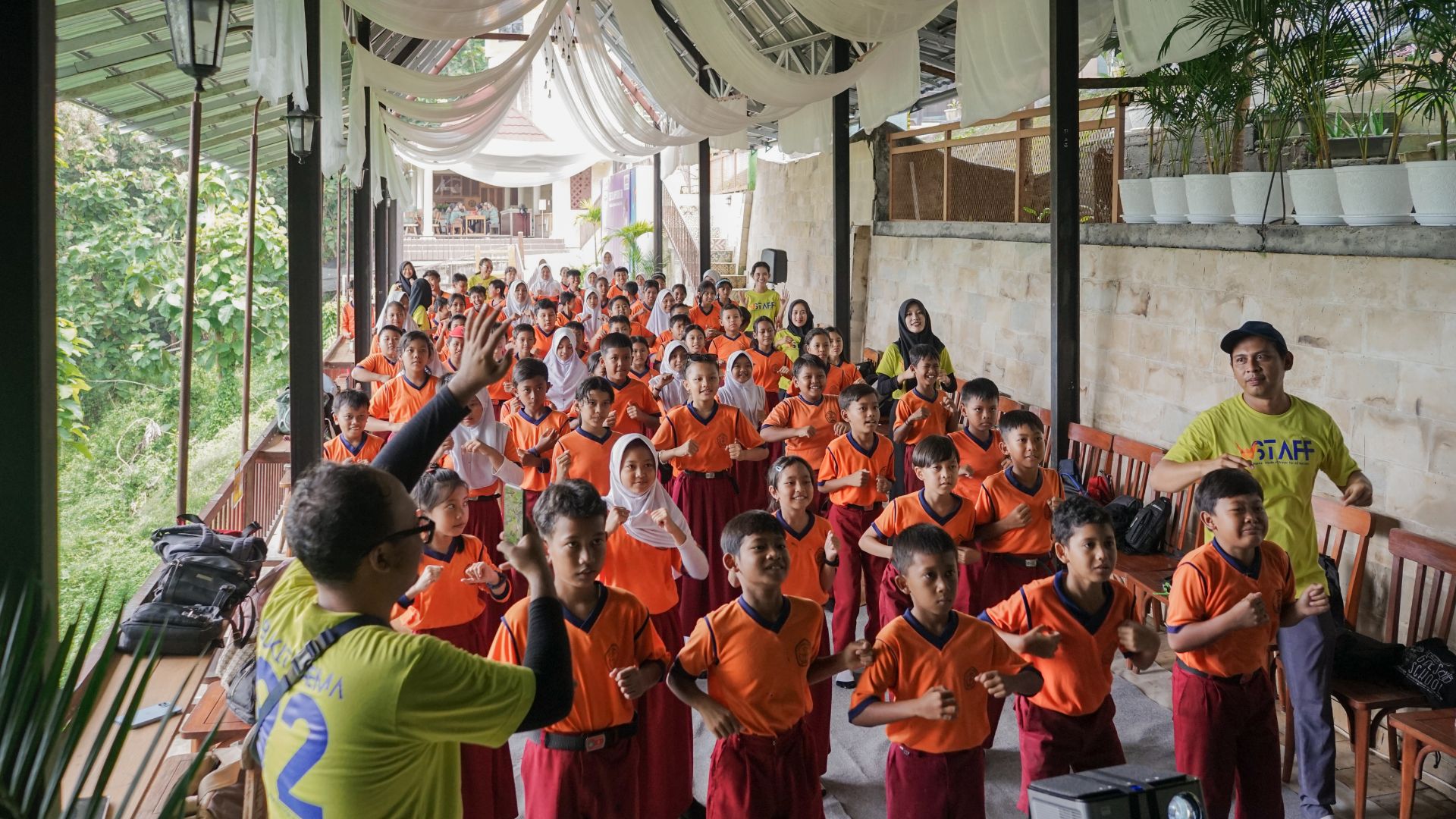 Estimasi Biaya Outing Borobudur per Orang: Rincian Lengkap untuk 30-300 Peserta 4 Rombongan mengikuti pengarahan kegiatan di venue Kedai Bukit Rhema