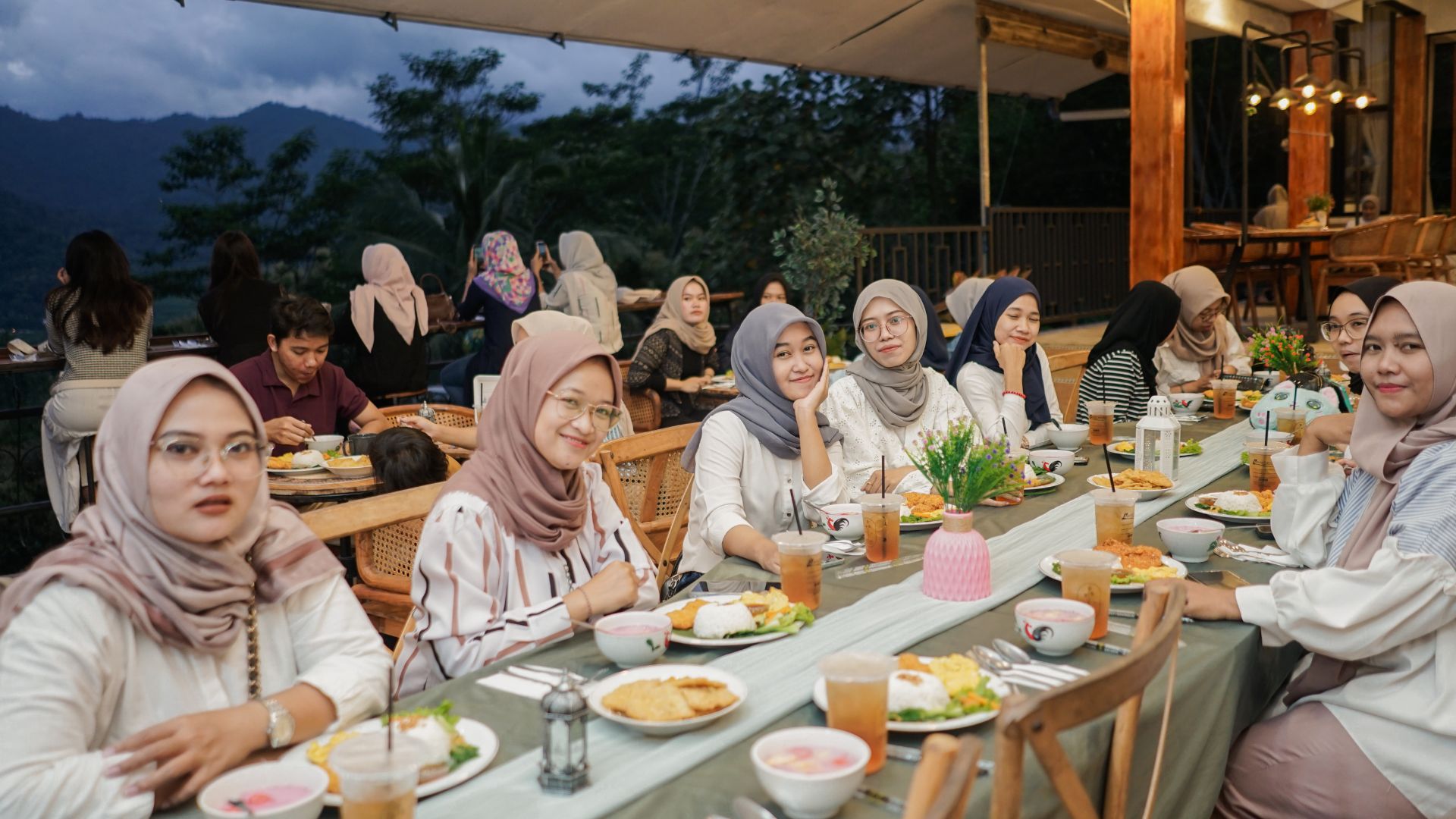 Tempat Makan Malam Komunitas Paling Seru di Kedai Bukit Rhema 6 makan malam komunitas Kedai Bukit Rhema di kawasan Borobudur