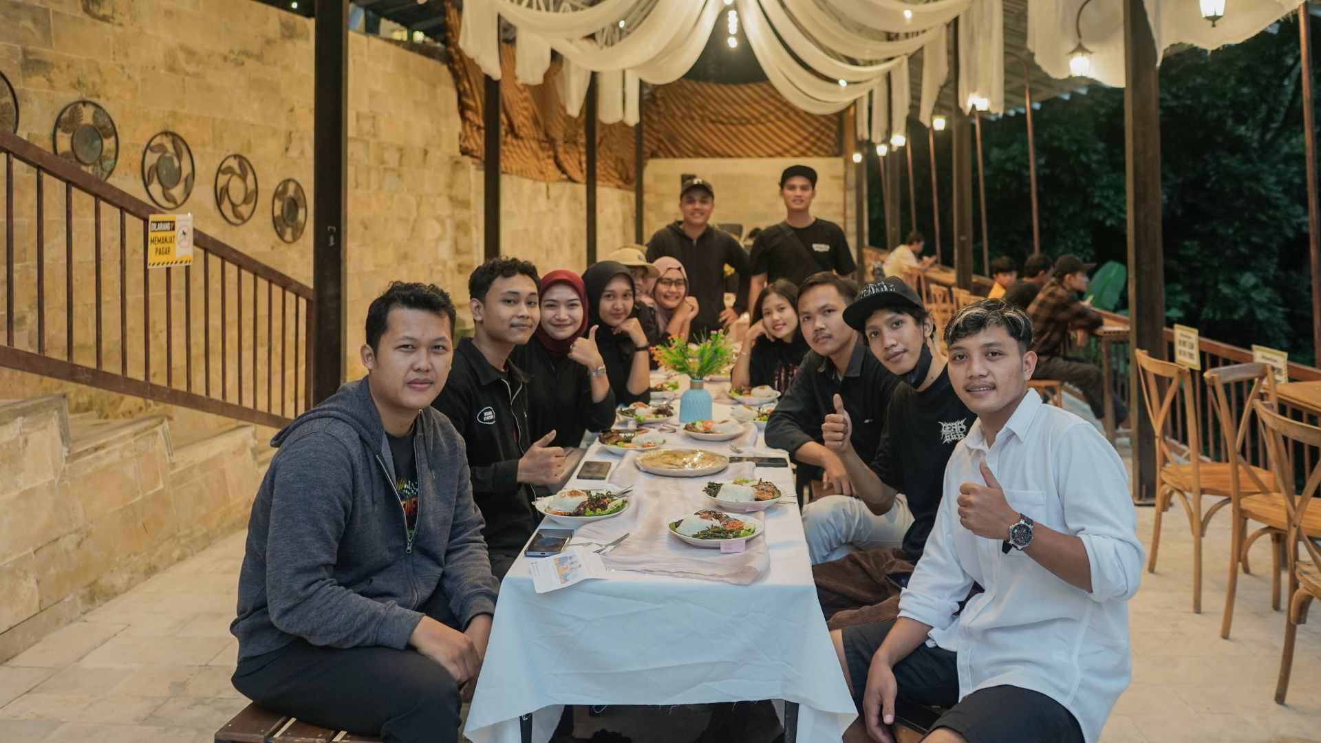 Makan Malam di Kedai Bukit Rhema: Suasana Teras Malam, Menu yang Tersedia & Tips Reservasi 6 makan malam Kedai Bukit Rhema di kawasan Borobudur