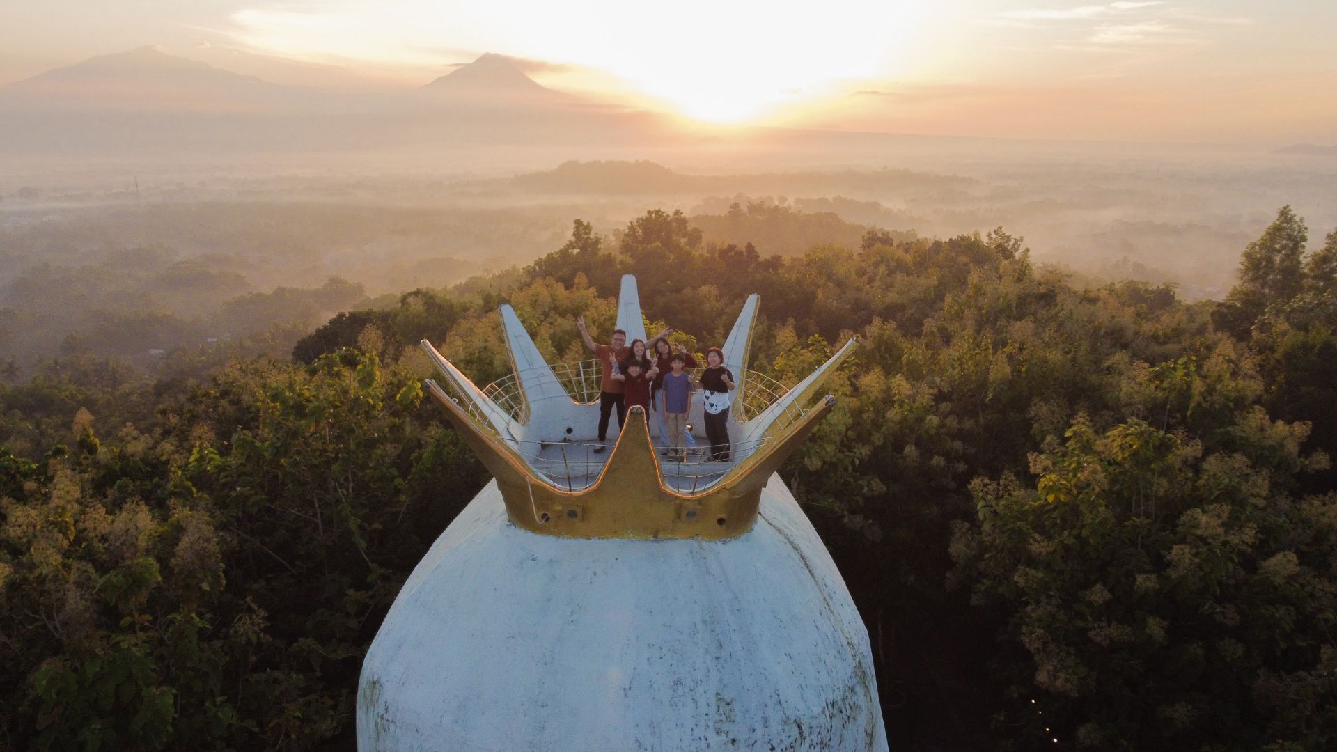 Sunrise Borobudur untuk Keluarga: Apakah Cocok untuk Anak dan Di Mana Sarapannya? 1 sunrise Borobudur untuk keluarga di Kedai Bukit Rhema