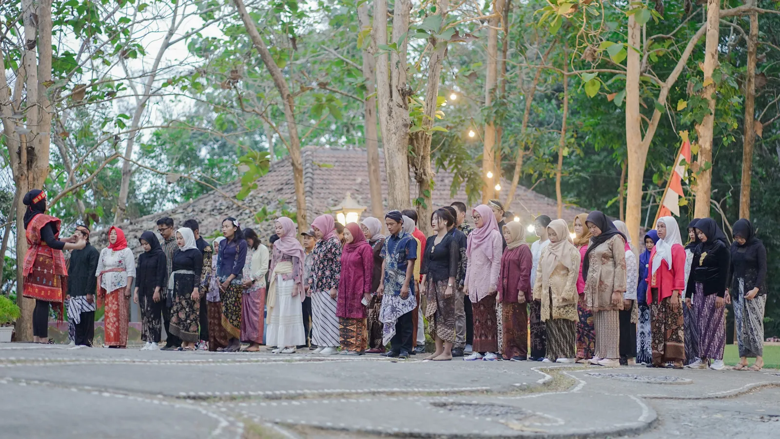 17 Agustus di Kedai Bukit Rhema: Upacara Pagi & Lomba Wisatawan 10 Barisan karyawan berbaju adat saat upacara 17 Agustus di kawasan Kedai Bukit Rhema