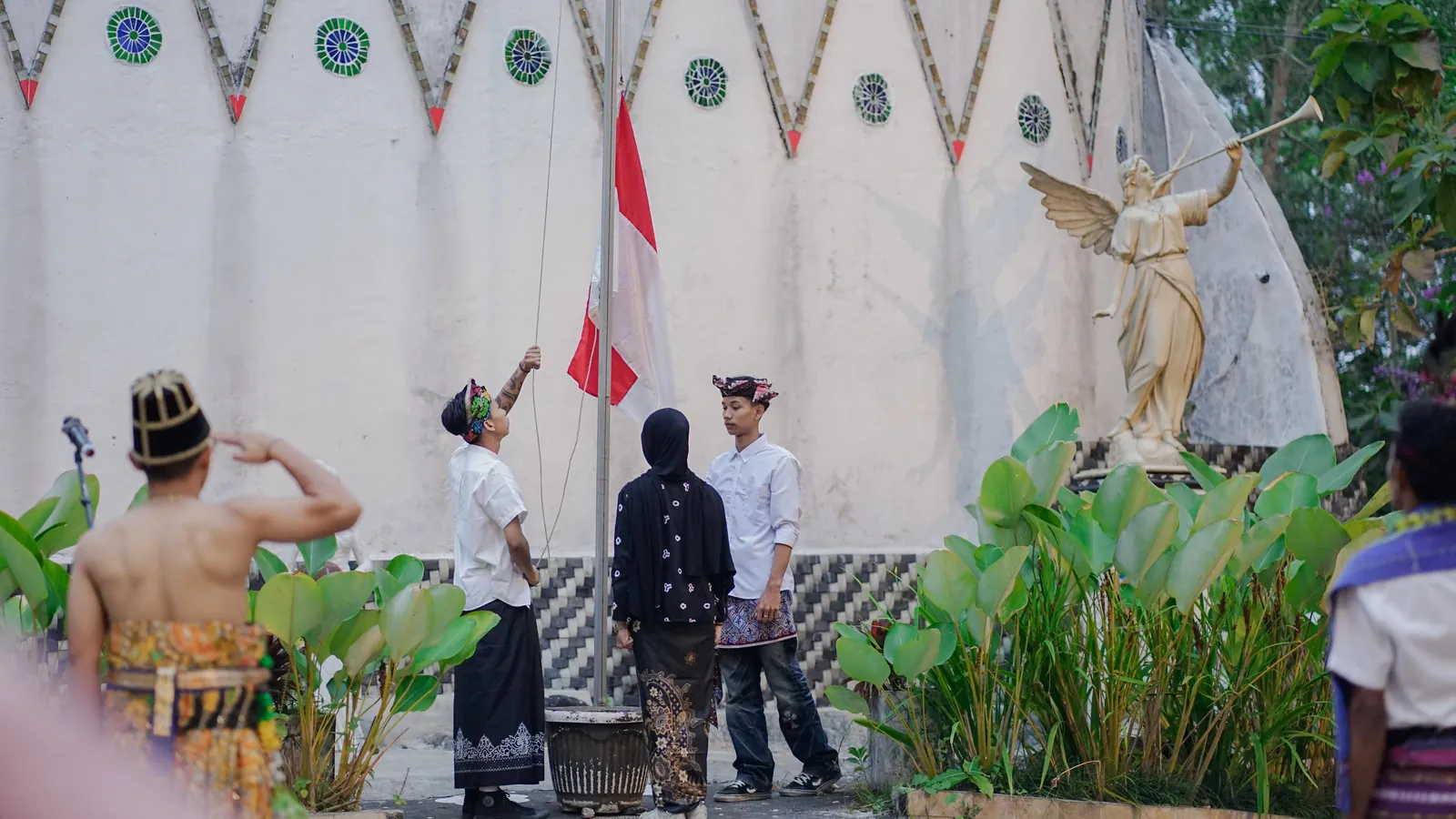 17 Agustus di Kedai Bukit Rhema: Upacara Pagi & Lomba Wisatawan 11 Pengibaran bendera Merah Putih saat upacara HUT RI di kawasan Kedai Bukit Rhema