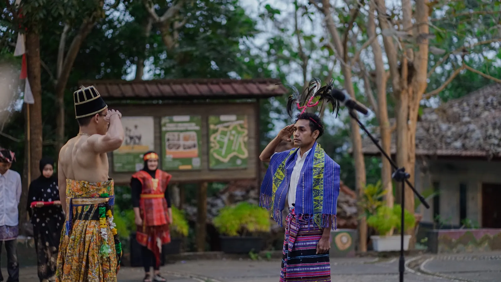 17 Agustus di Kedai Bukit Rhema: Upacara Pagi & Lomba Wisatawan 12 Pembina adat Solo dan pemimpin adat NTT memberi hormat saat upacara 17 Agustus di Bukit Rhema