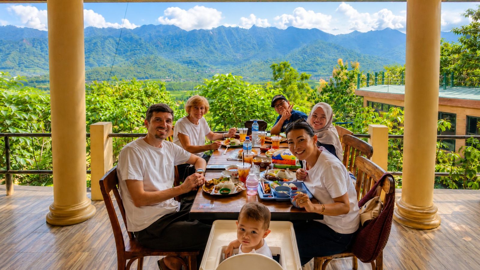 Setelah Sunrise di Bukit Rhema: Sarapan Syahdu di Kedai (Menu & View) 7 Area makan Kedai Bukit Rhema dengan nuansa lokal Magelang