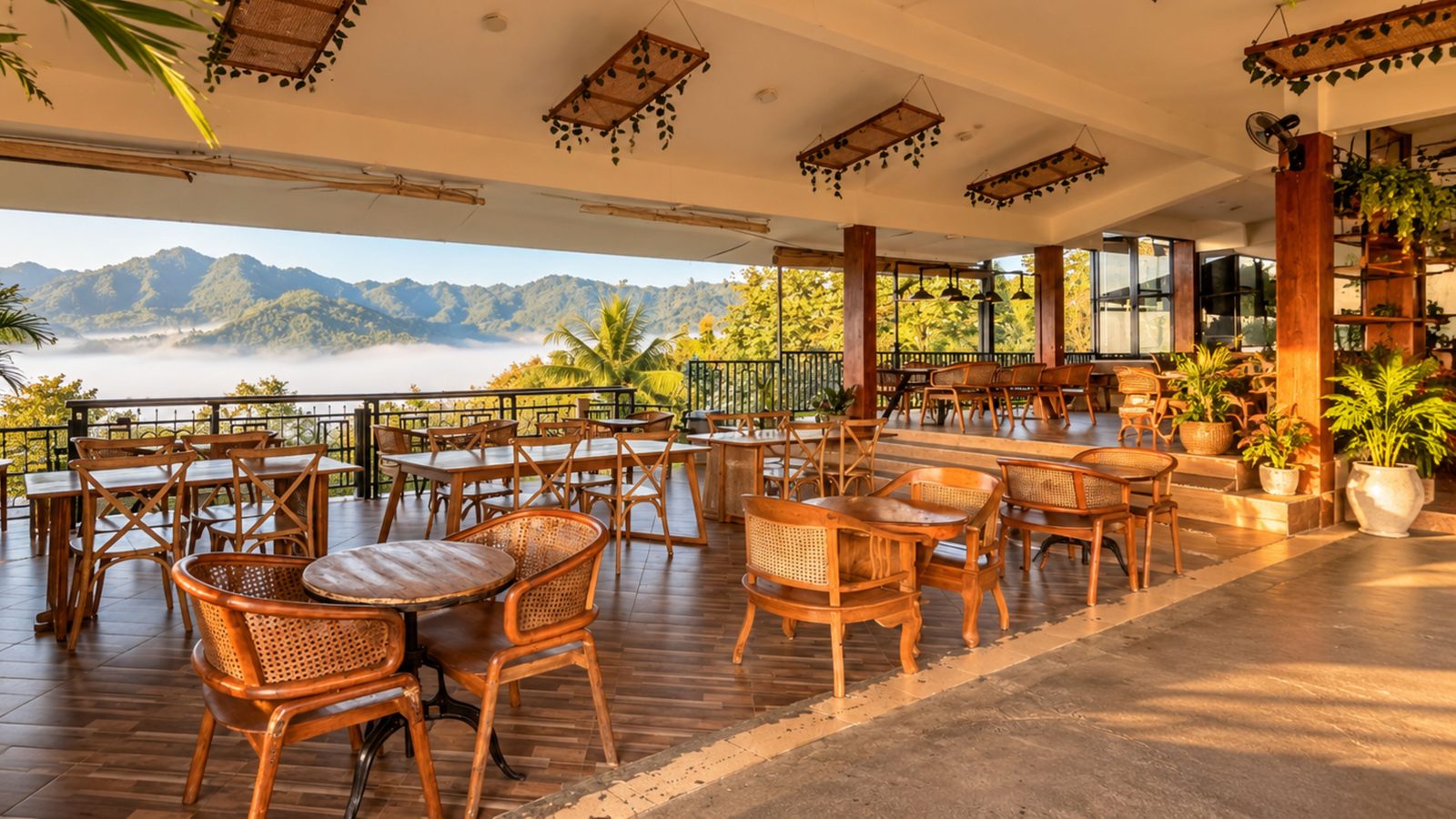 Makan Keluarga di Kedai Bukit Rhema: Meja Rombongan, Prasmanan & View 2 Teras makan Kedai Bukit Rhema pagi hari dengan kabut di lembah dan view gunung