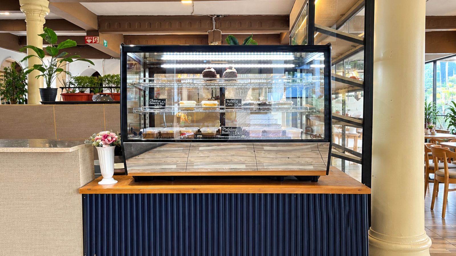 Itinerary Sehari di Bukit Rhema: Sunrise, Makan di Kedai Bukit Rhema, dan Bakery Lantai 2 2 Etalase bakery di lantai 2 Kedai Bukit Rhema