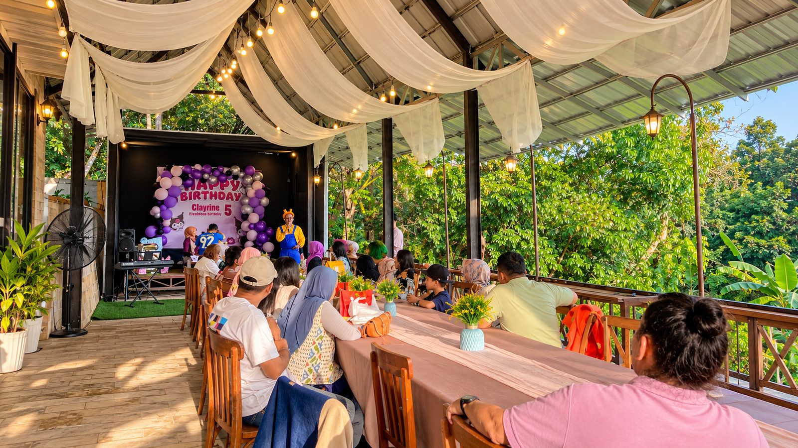 Rekomendasi Restoran di Magelang untuk Rayakan Ulang Tahun: Kedai Bukit Rhema dekat Borobudur 1 Ilustrasi meja panjang acara ulang tahun keluarga dengan latar pepohonan perbukitan